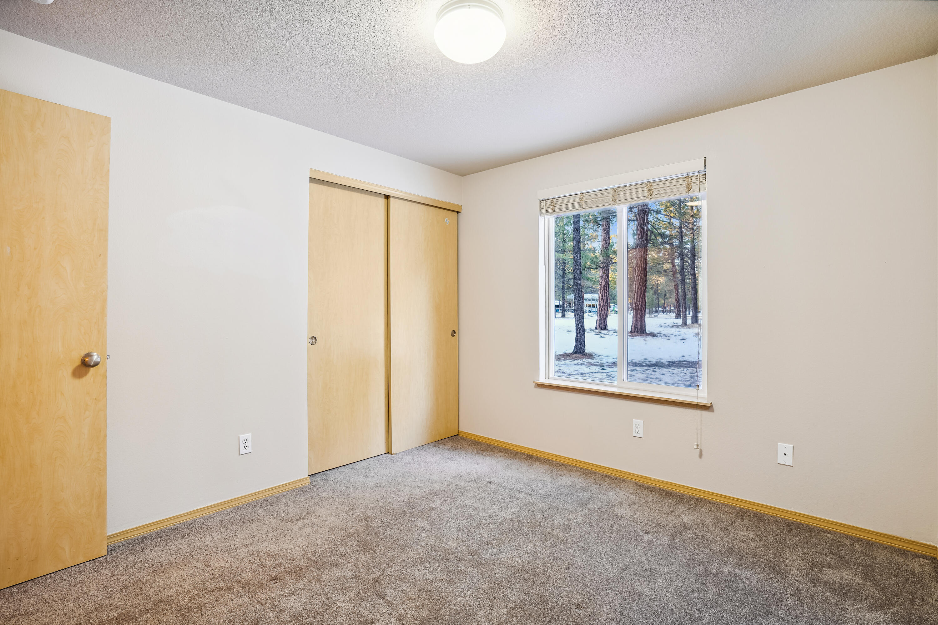 14704 Bluegrass Loop Sisters, OR 97759 - Photo 27 of 38 main_level-bedroom-dsc4374