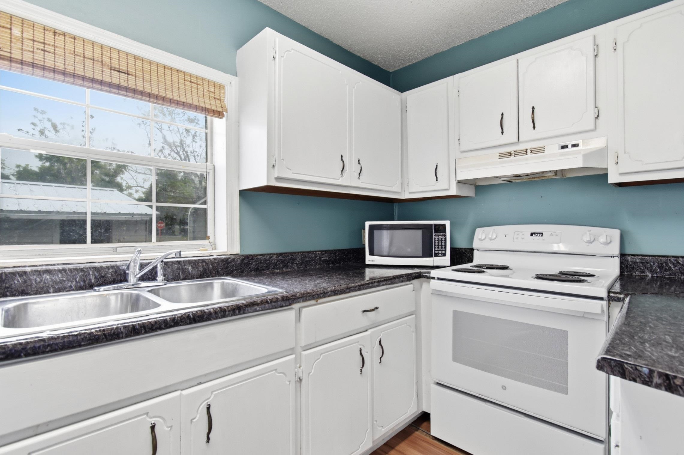 133 Southwest Monroe Avenue Mayo, FL 32066 - Photo 11 of 37