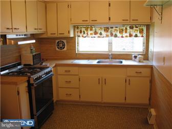 8803 Blue Grass Road Philadelphia, PA 19152 - Photo 4 of 10 Kitchen