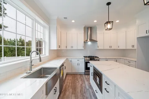 a large kitchen with kitchen island a large island in it