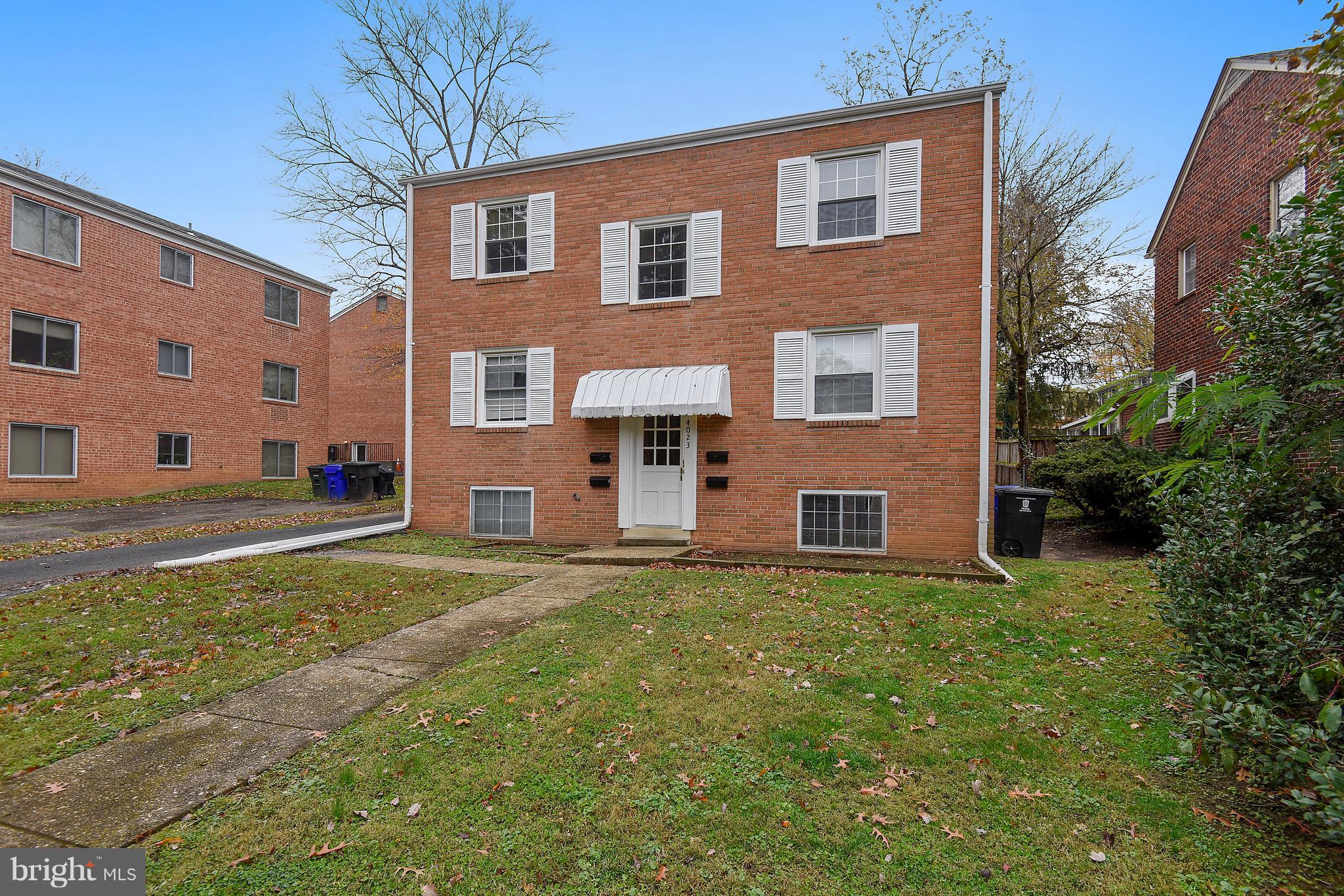 4023 18th Road North, Unit 1 Arlington, VA 22207 - Photo 20 of 30 a brick building that has a lots of windows in it