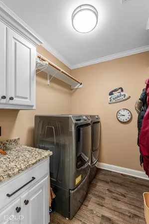 a view of a house with backyard