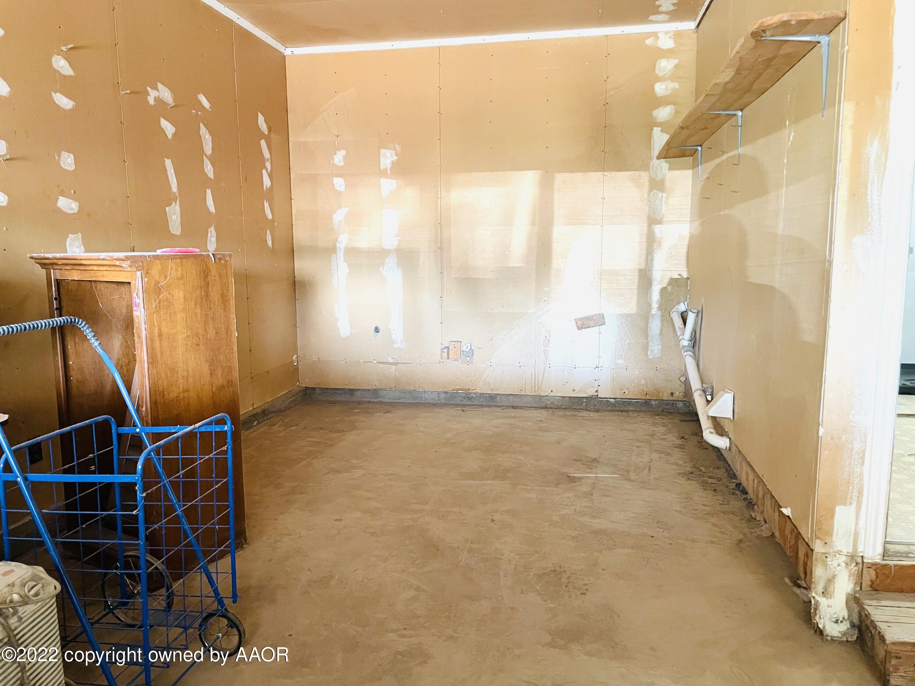 8010 River Road Amarillo, TX 79108 - Photo 17 of 43 Garage