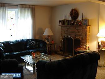 2494 Dale Road Huntingdon Valley, PA 19006 - Photo 2 of 12 Living Room