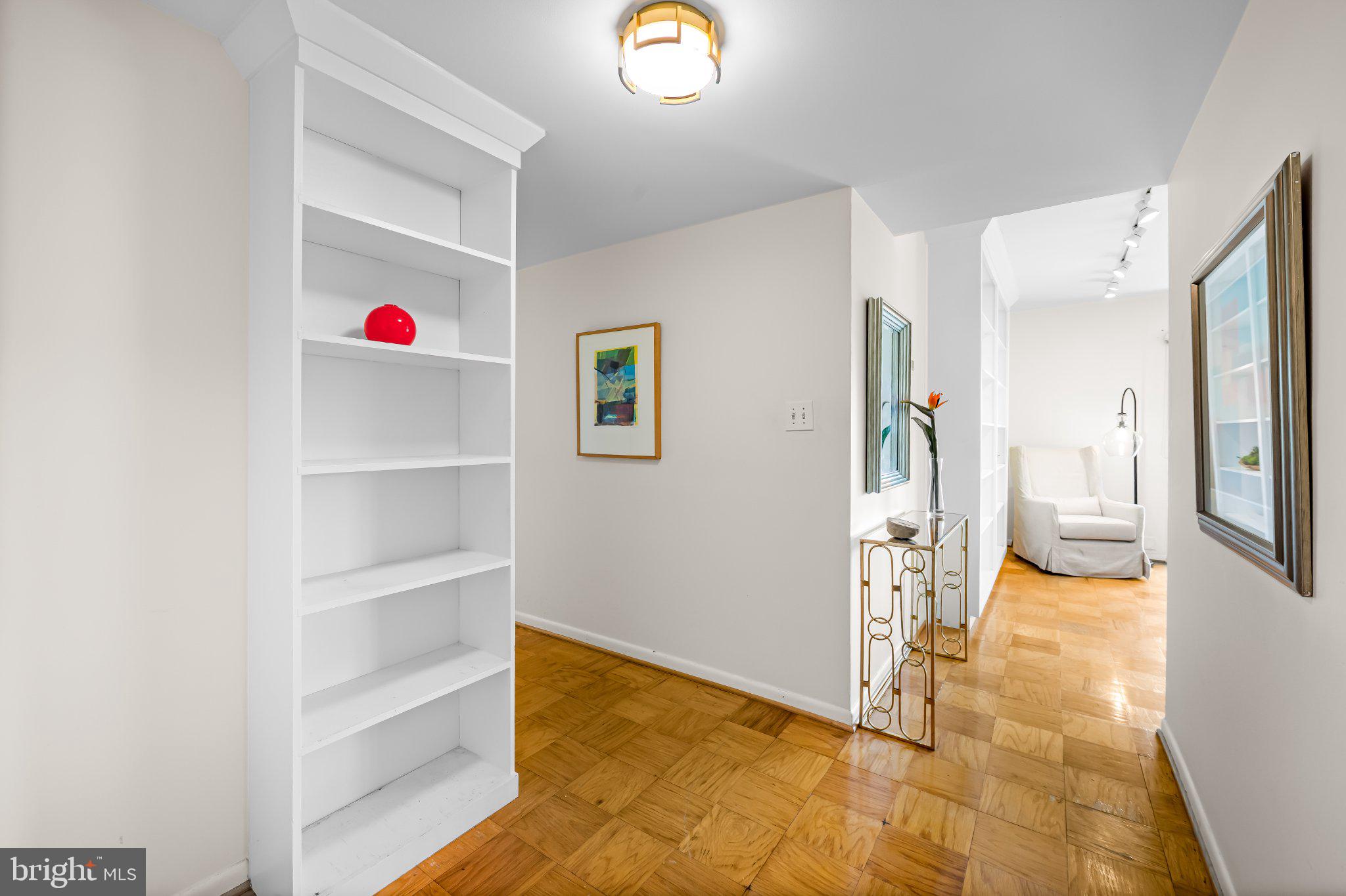 200 Cross Keys Road, Unit R 68 Baltimore, MD 21210 - Photo 5 of 30 Inviting bright entry to living room/kitchen