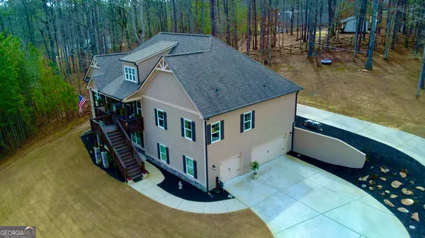 a view of a house with a yard
