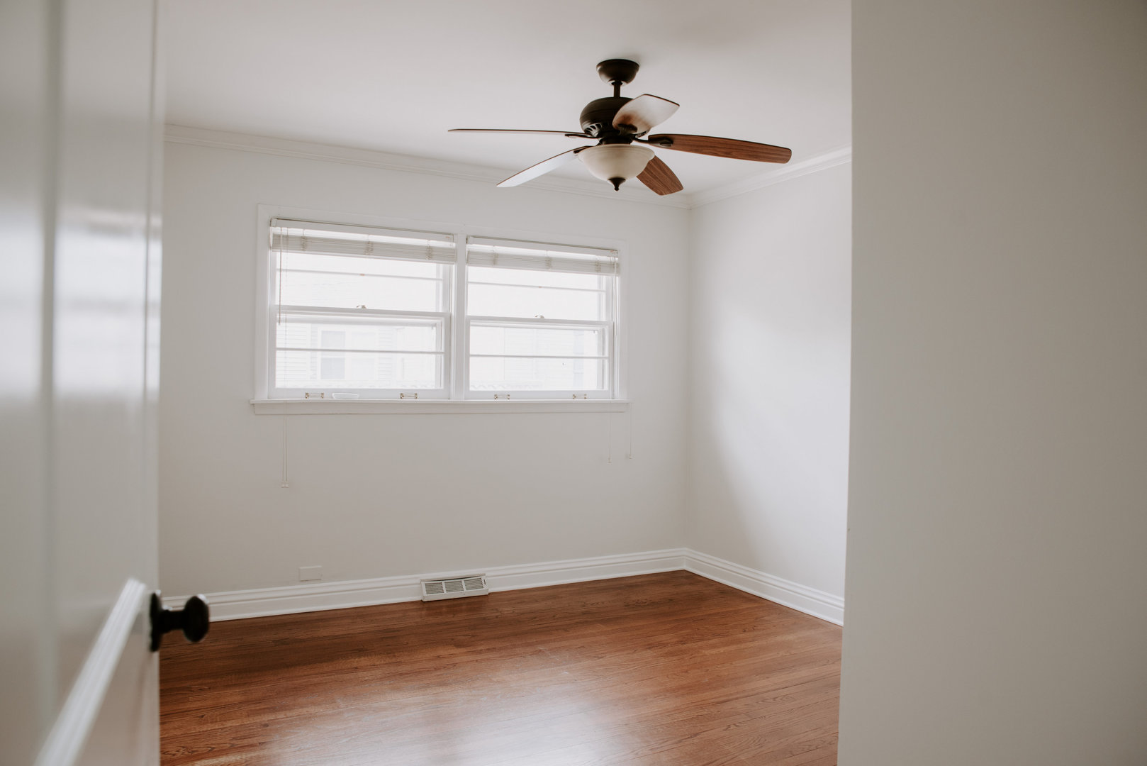 906 Sunset Road Wheaton, IL 60189 - Photo 12 of 32 an empty room with a window