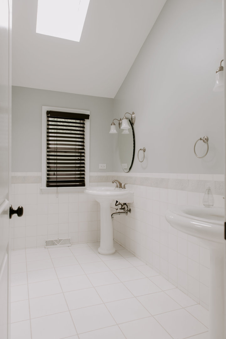 906 Sunset Road Wheaton, IL 60189 - Photo 16 of 32 a bathroom with a bathtub