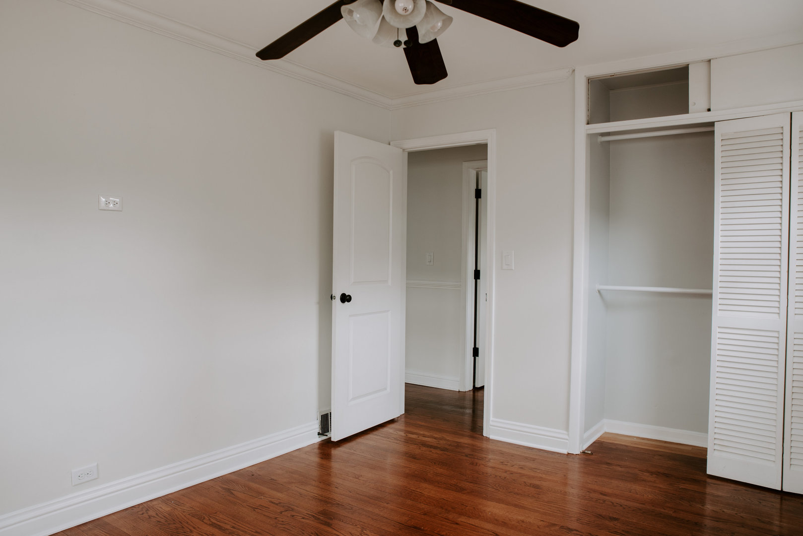 906 Sunset Road Wheaton, IL 60189 - Photo 9 of 32 a view of empty room with wooden floor