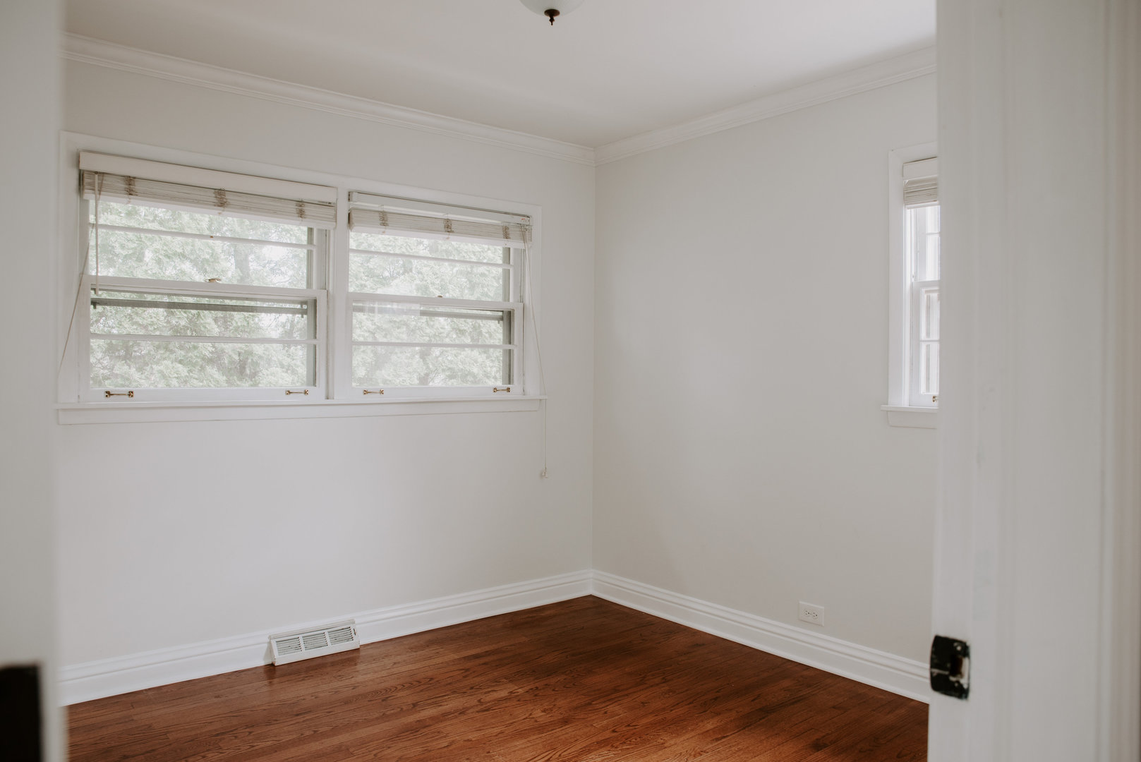 906 Sunset Road Wheaton, IL 60189 - Photo 10 of 32 an empty room with wooden floor and windows