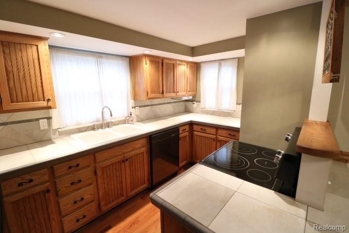 4149 Van Slyke Road Flint, MI 48507 - Photo 5 of 18 IMG_5084.JPG