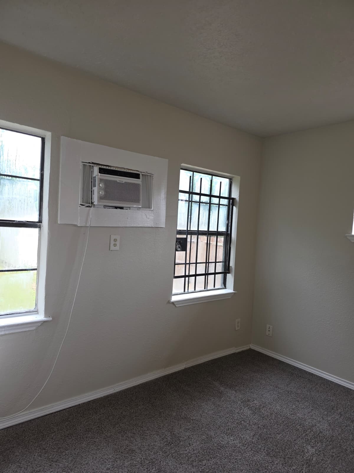 242 Bolden Street Houston, TX 77029 - Photo 4 of 24 an empty room with a window