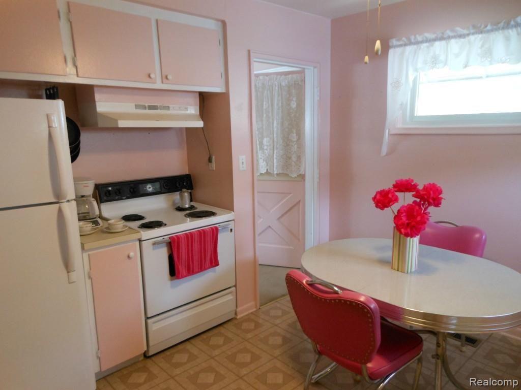 8359 Dale Center Line, MI 48015 - Photo 4 of 13 Kitchen with appliances