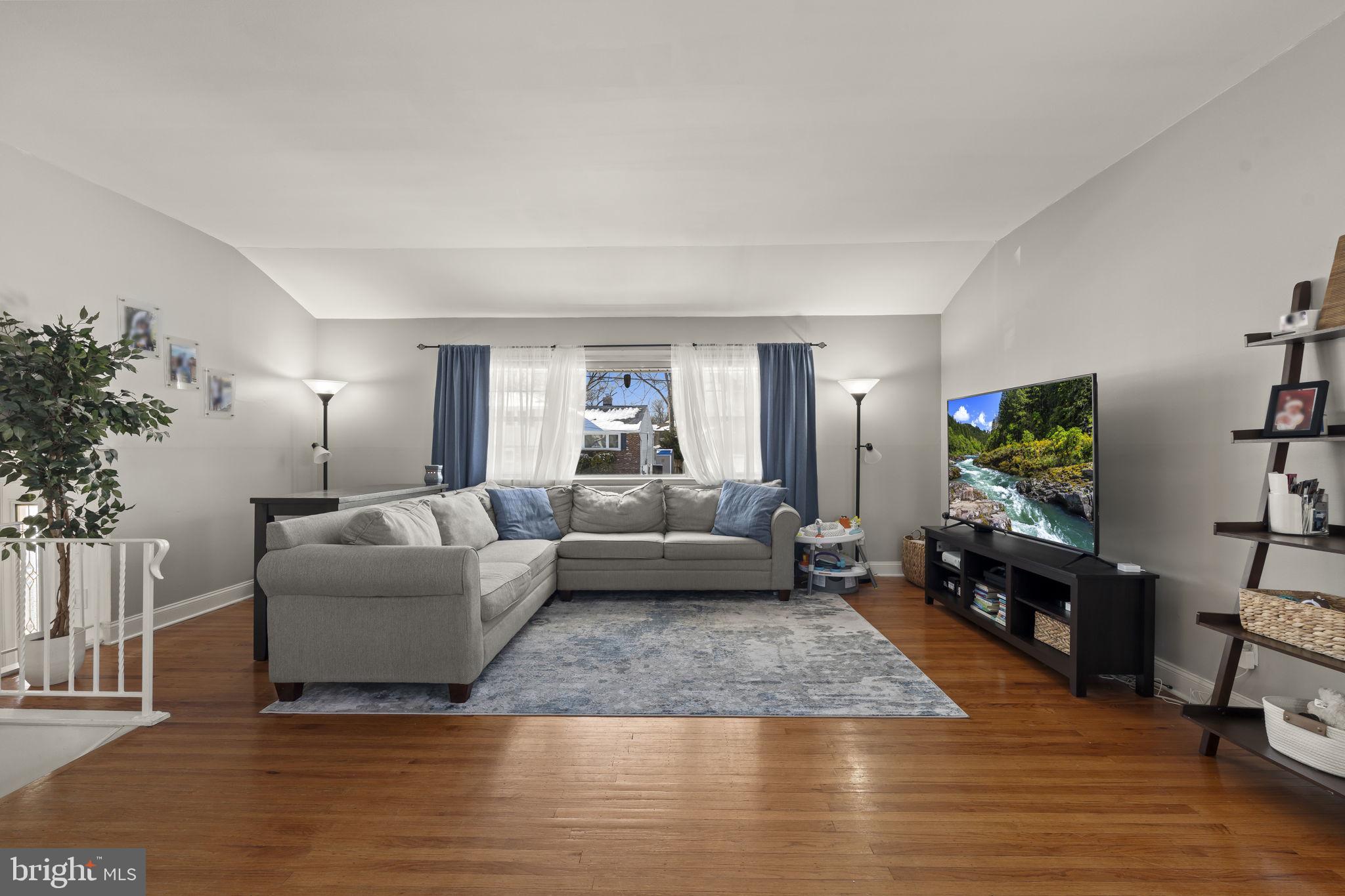 402 Bruce Road Cherry Hill, NJ 08034 - Photo 8 of 27 Living Room