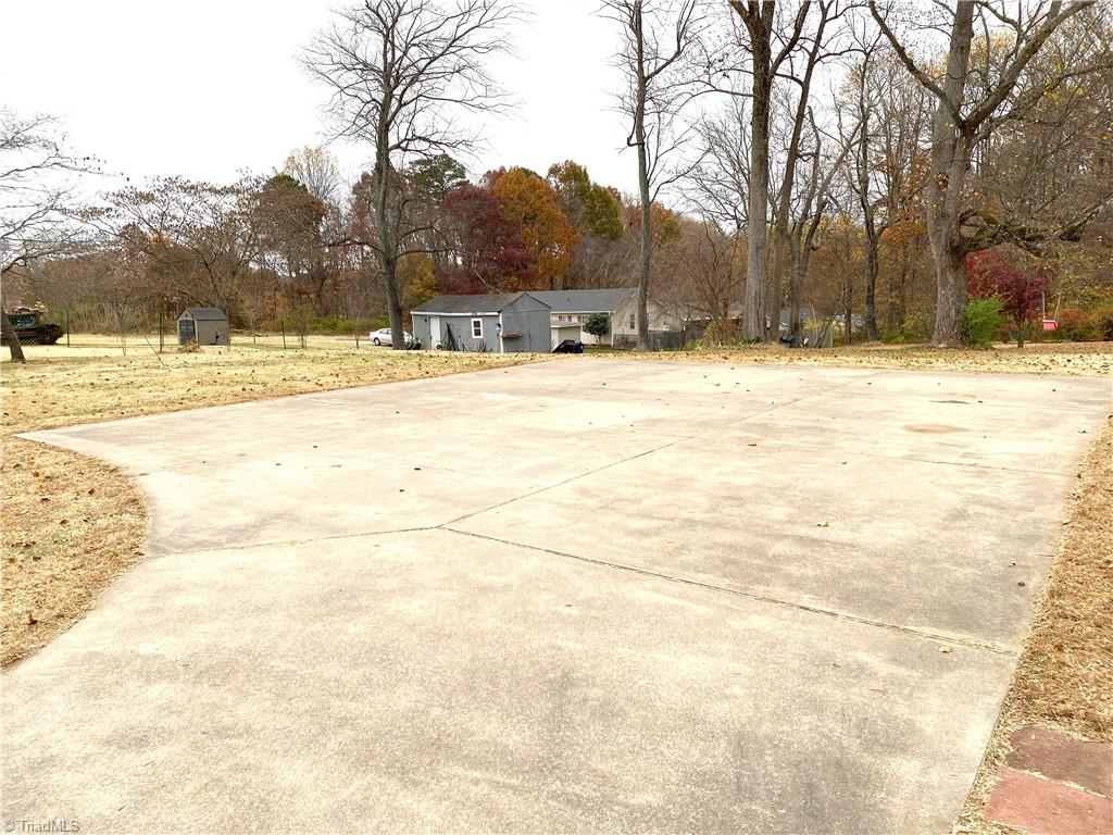 259 Robbins Road Winston-Salem, NC 27107 - Photo 4 of 28 Gallery Image 4