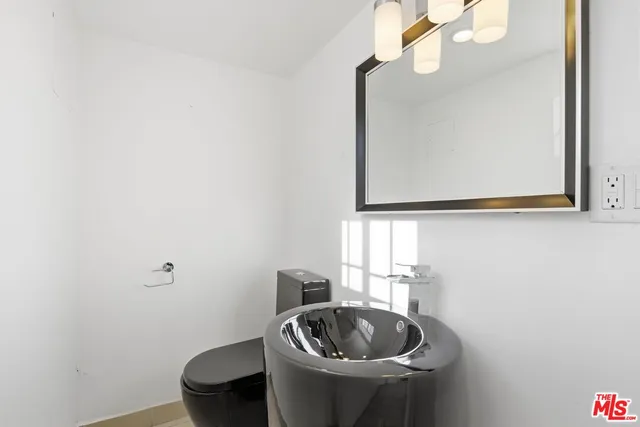 $18,000 | 2633 1/2 North Commonwealth Avenue, Los Angeles, CA 90027