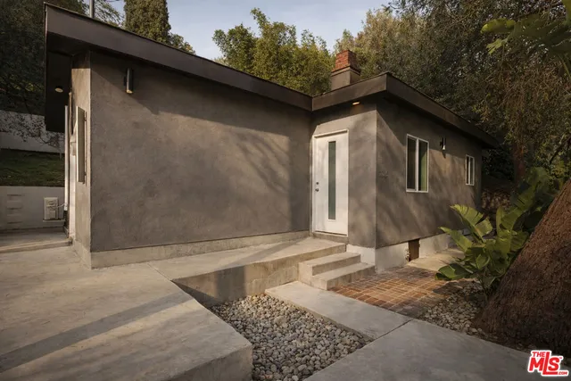 $18,000 | 2633 1/2 North Commonwealth Avenue, Los Angeles, CA 90027