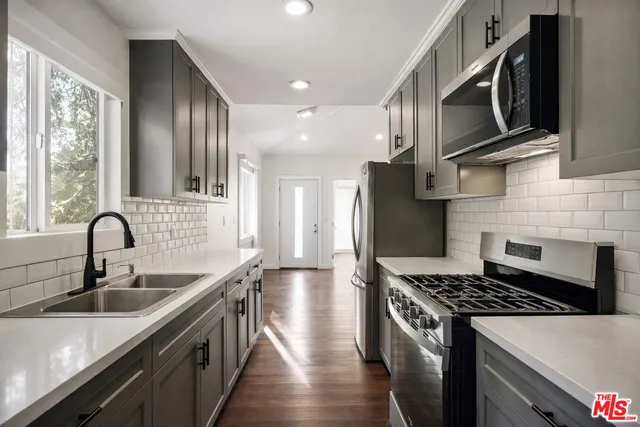 $18,000 | 2633 1/2 North Commonwealth Avenue, Los Angeles, CA 90027