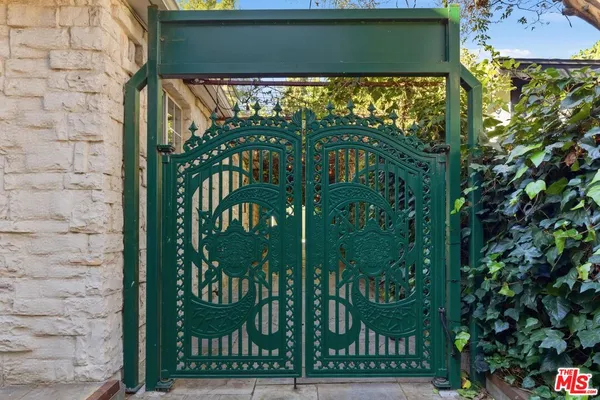 $15,000 | 2633 1/2 North Commonwealth Avenue, Los Angeles, CA 90027