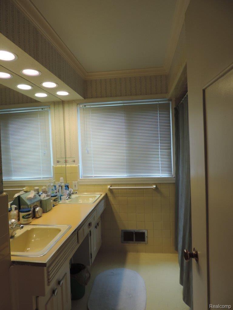 6825 Lahser Road Bloomfield Hills, MI 48301 - Photo 16 of 24 022.jpg
