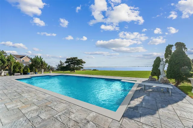 $4,995,000 | 6 Last Lane, Hampton Bays, NY 11946
