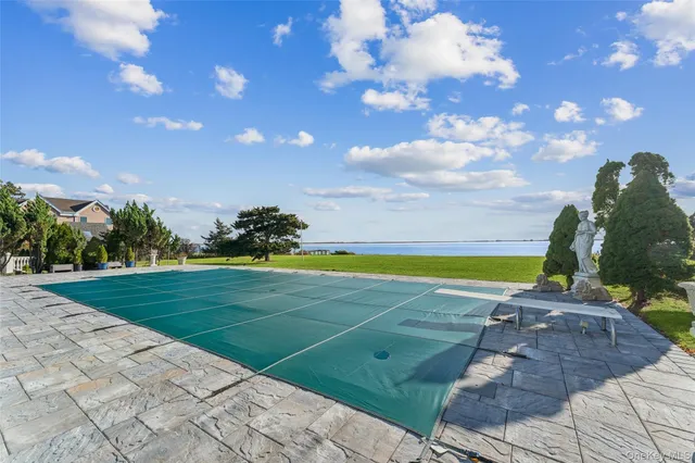 $4,995,000 | 6 Last Lane, Hampton Bays, NY 11946