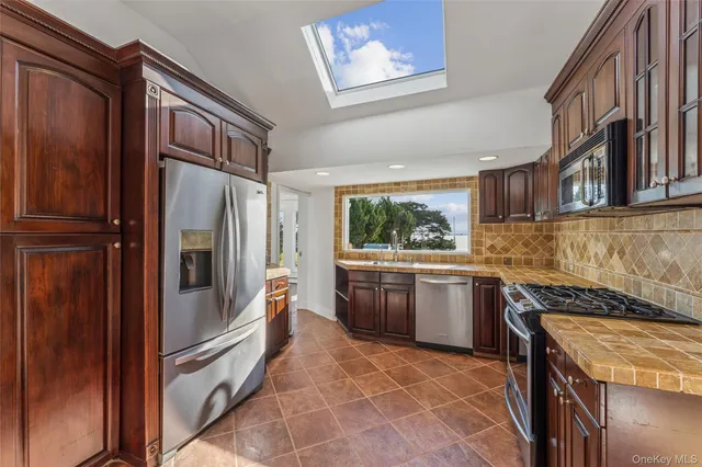 $4,995,000 | 6 Last Lane, Hampton Bays, NY 11946