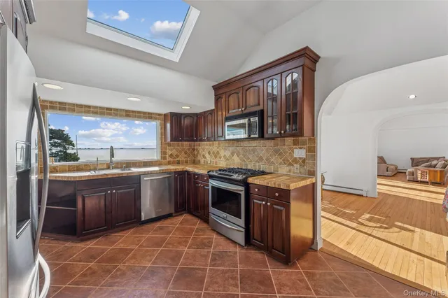 $4,995,000 | 6 Last Lane, Hampton Bays, NY 11946