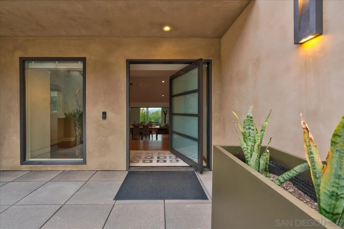 16117 Martincoit Road Poway, CA 92064 - Photo 4 of 50 a room with potted plant