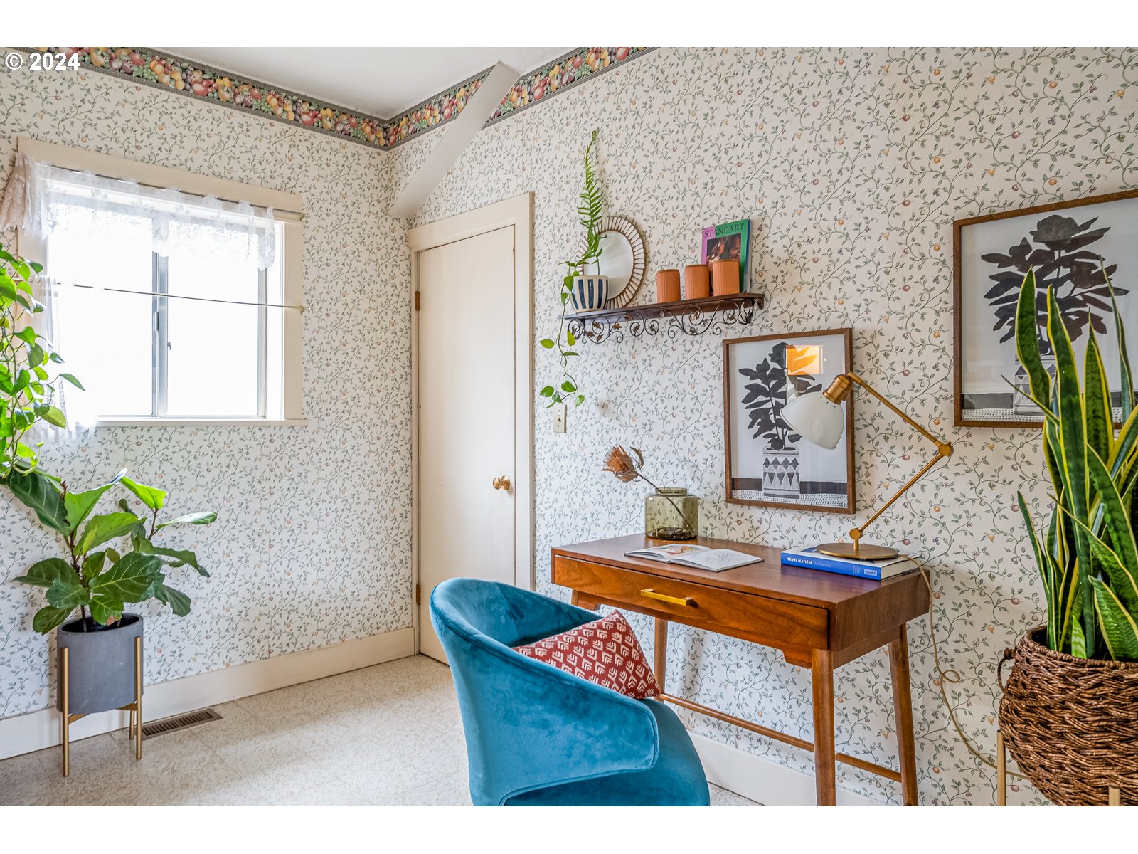 5232 Southeast Raymond Street Portland, OR 97206 - Photo 15 of 39 a living room with furniture and potted plant