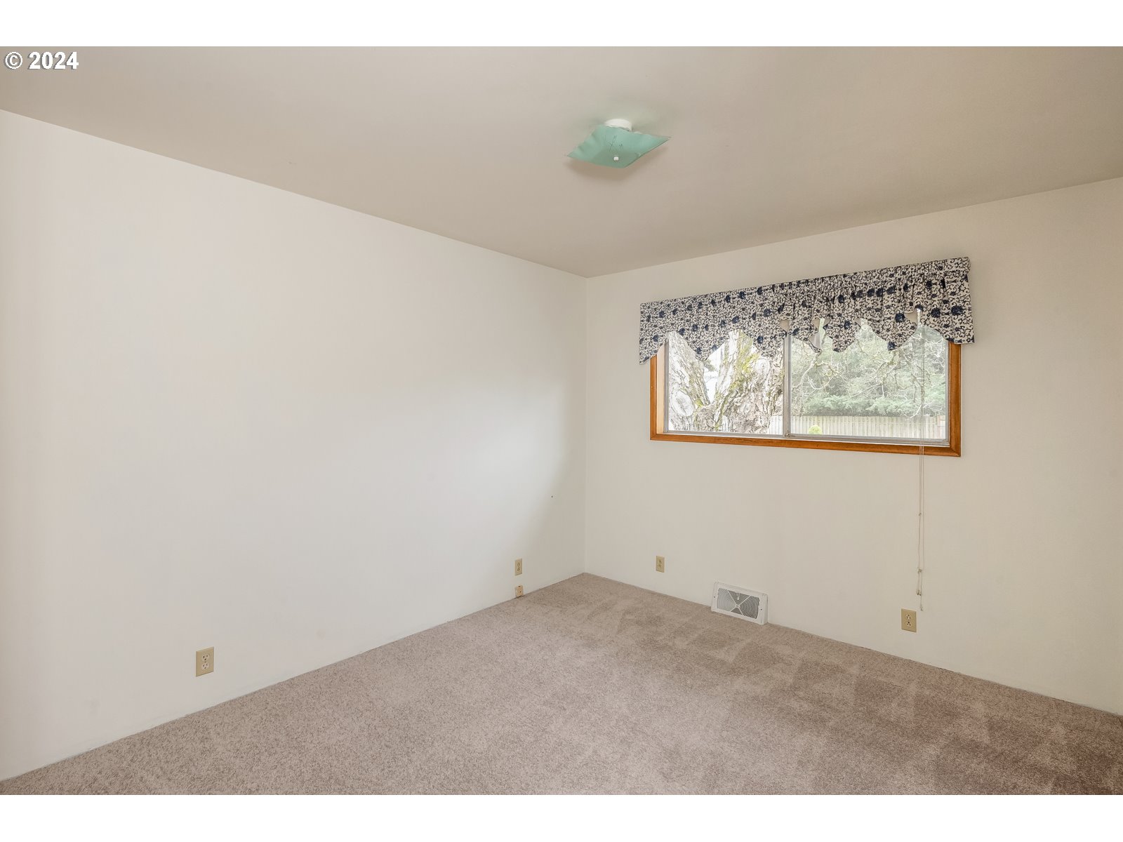 5232 Southeast Raymond Street Portland, OR 97206 - Photo 17 of 39 a view of an empty room