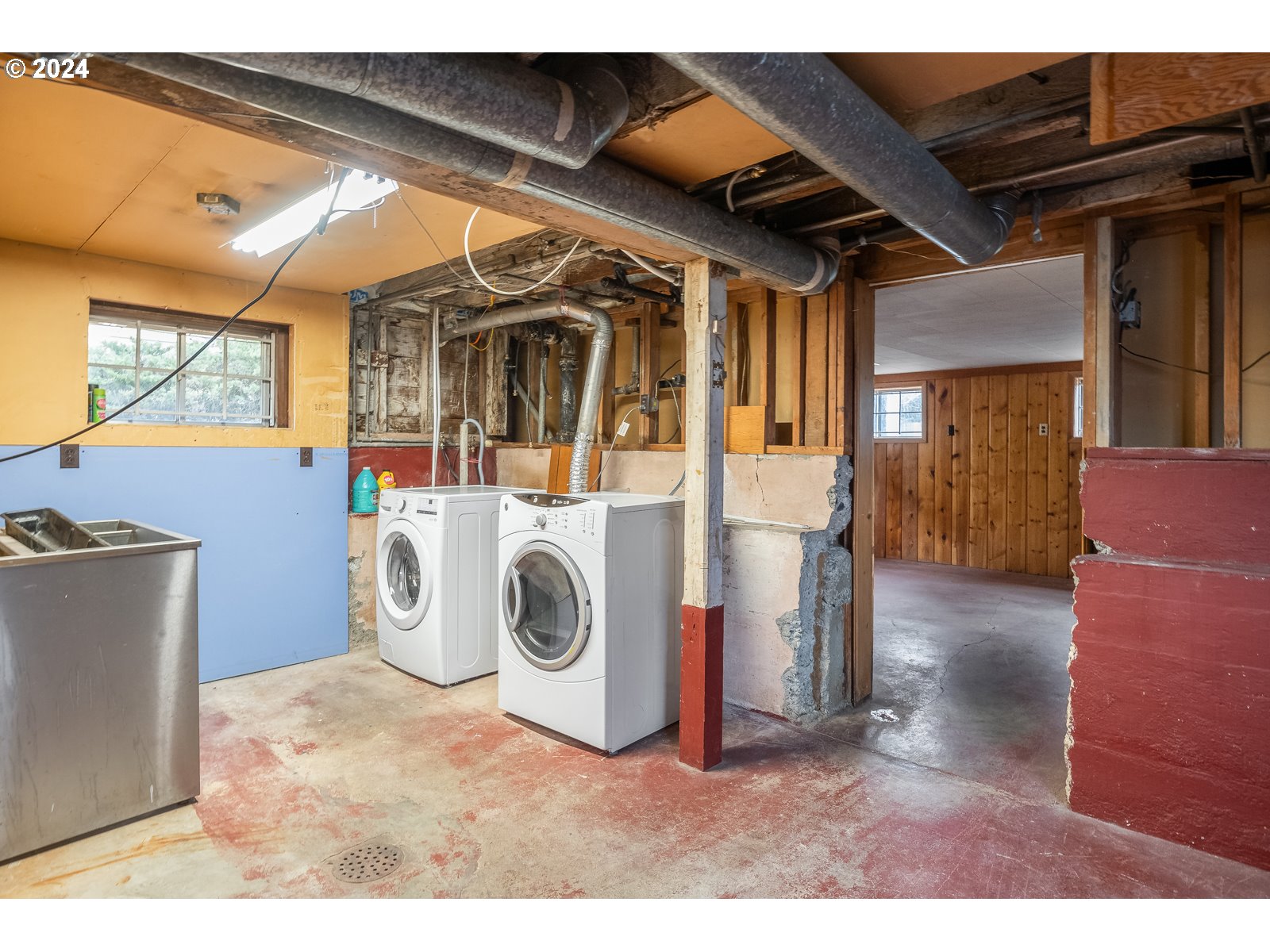 5232 Southeast Raymond Street Portland, OR 97206 - Photo 30 of 39 a utility room with dryer and washer