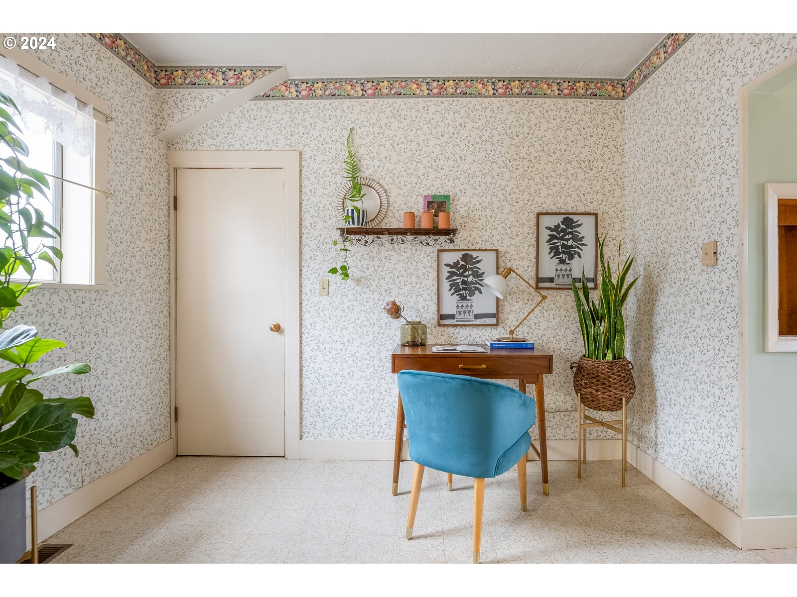 5232 Southeast Raymond Street Portland, OR 97206 - Photo 10 of 39 a living room with furniture and a potted plant