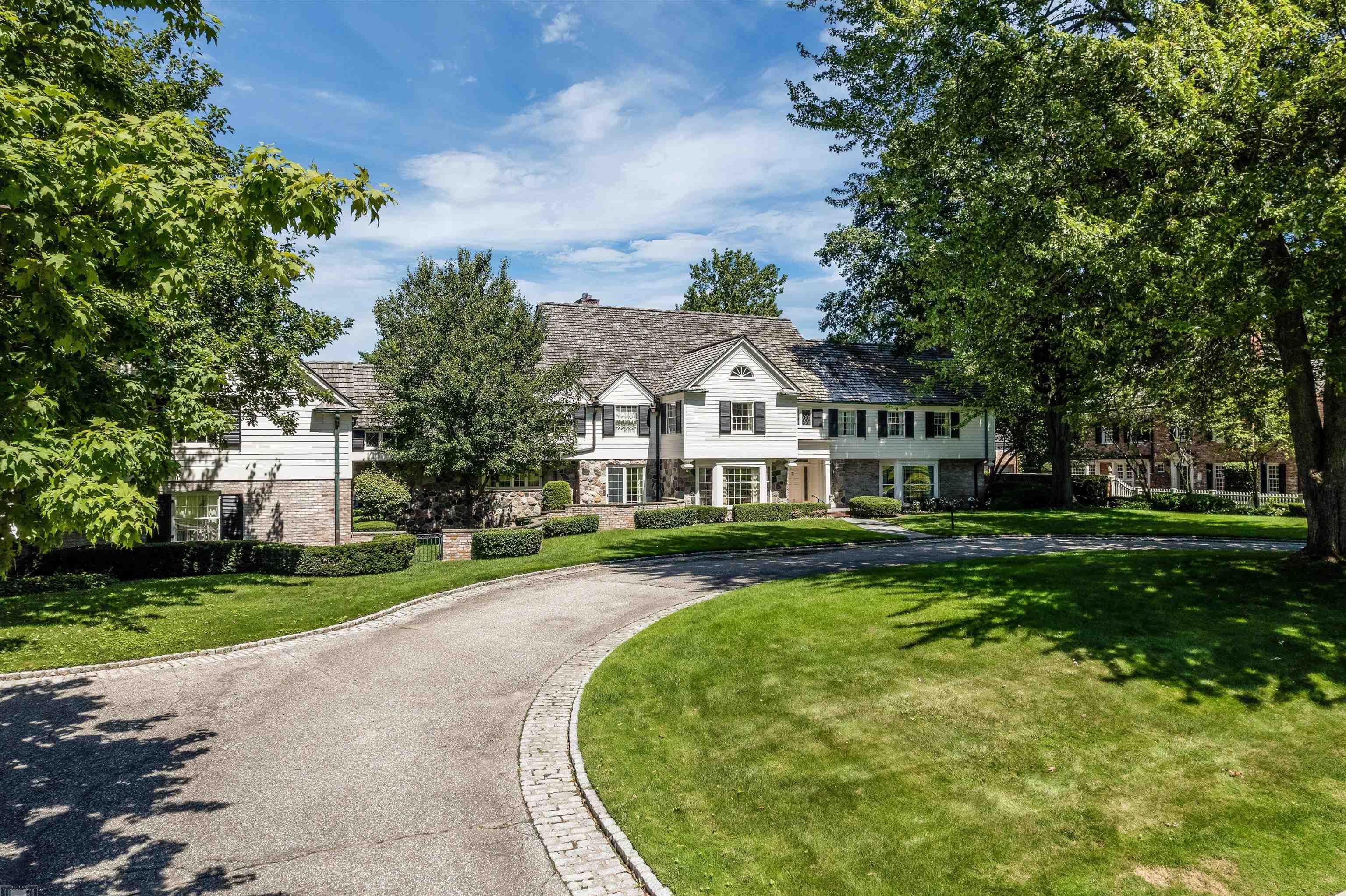 382 Provencal Road Grosse Pointe, MI 48236 - Photo 6 of 95 50155244-bb651b86-4b8a-4708-a5be-d0a1de5780aa.JPG