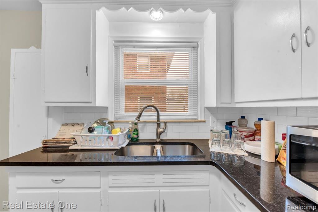 2022 Vernier Road Grosse Pointe Woods, MI 48236 - Photo 10 of 40