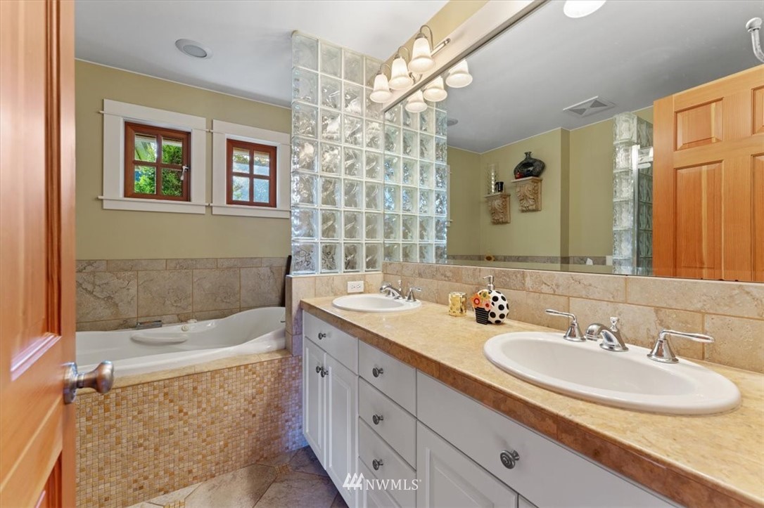 1707 Vernon Road Lake Stevens, WA 98258 - Photo 21 of 40 a bathroom with a tub a sink and mirror