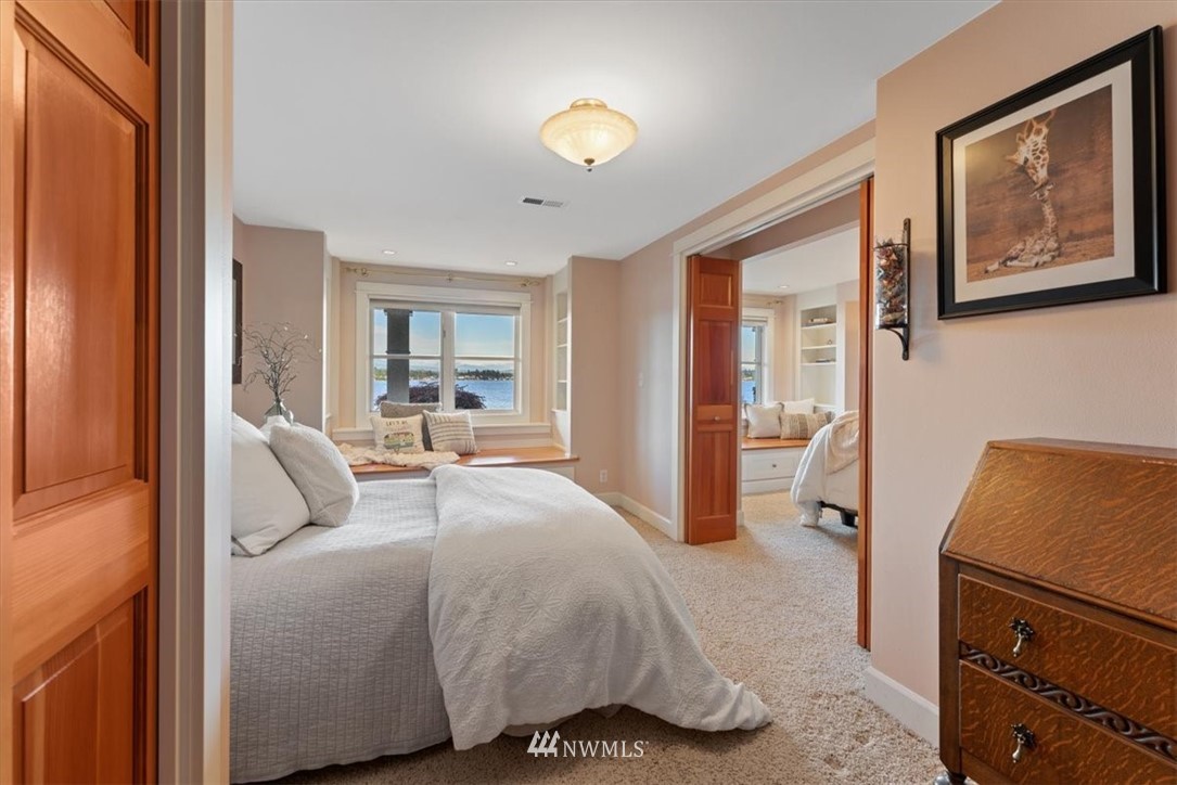 1707 Vernon Road Lake Stevens, WA 98258 - Photo 25 of 40 a bedroom with a bed and a lamp