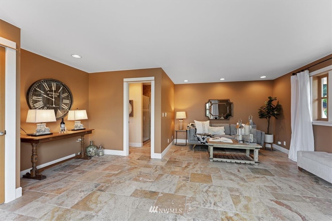 1707 Vernon Road Lake Stevens, WA 98258 - Photo 31 of 40 a living room with furniture