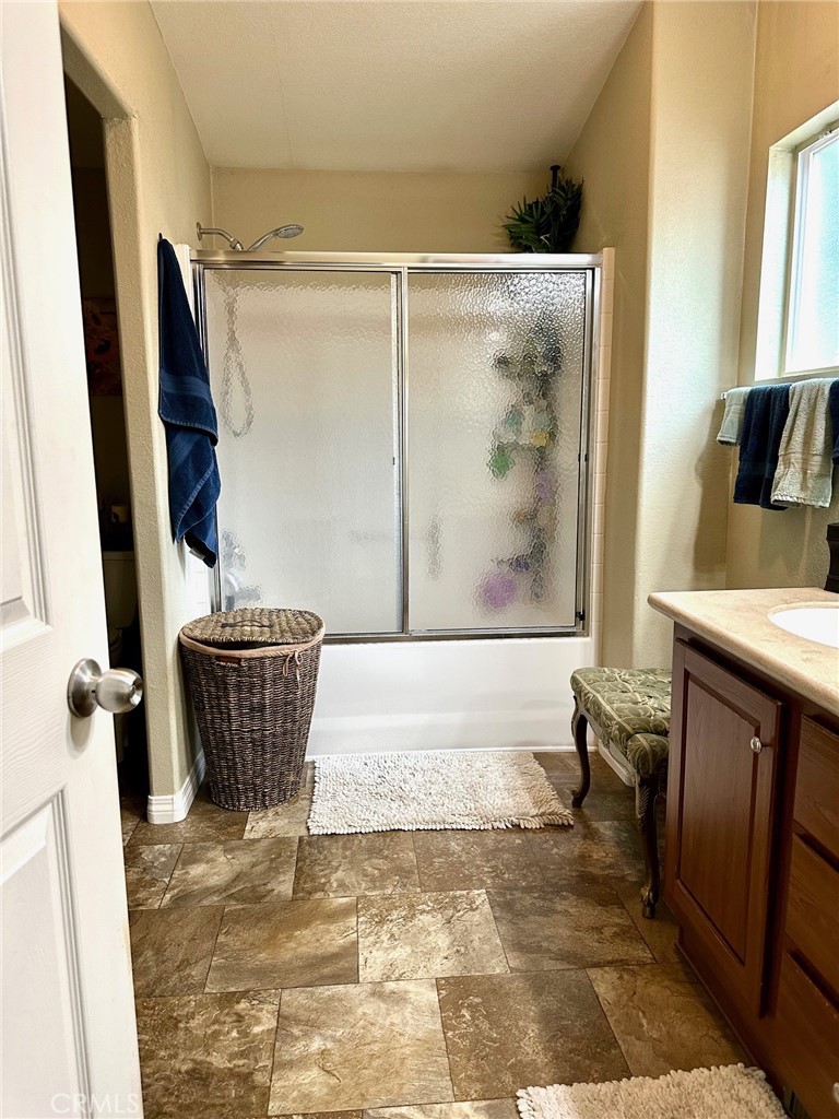 30000 Hasley Canyon Road, Unit 9 Valencia, CA 91384 - Photo 16 of 26 Primary sjhower/tub