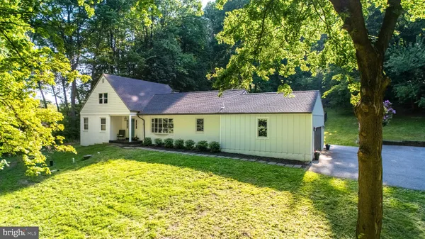 a view of house with garden