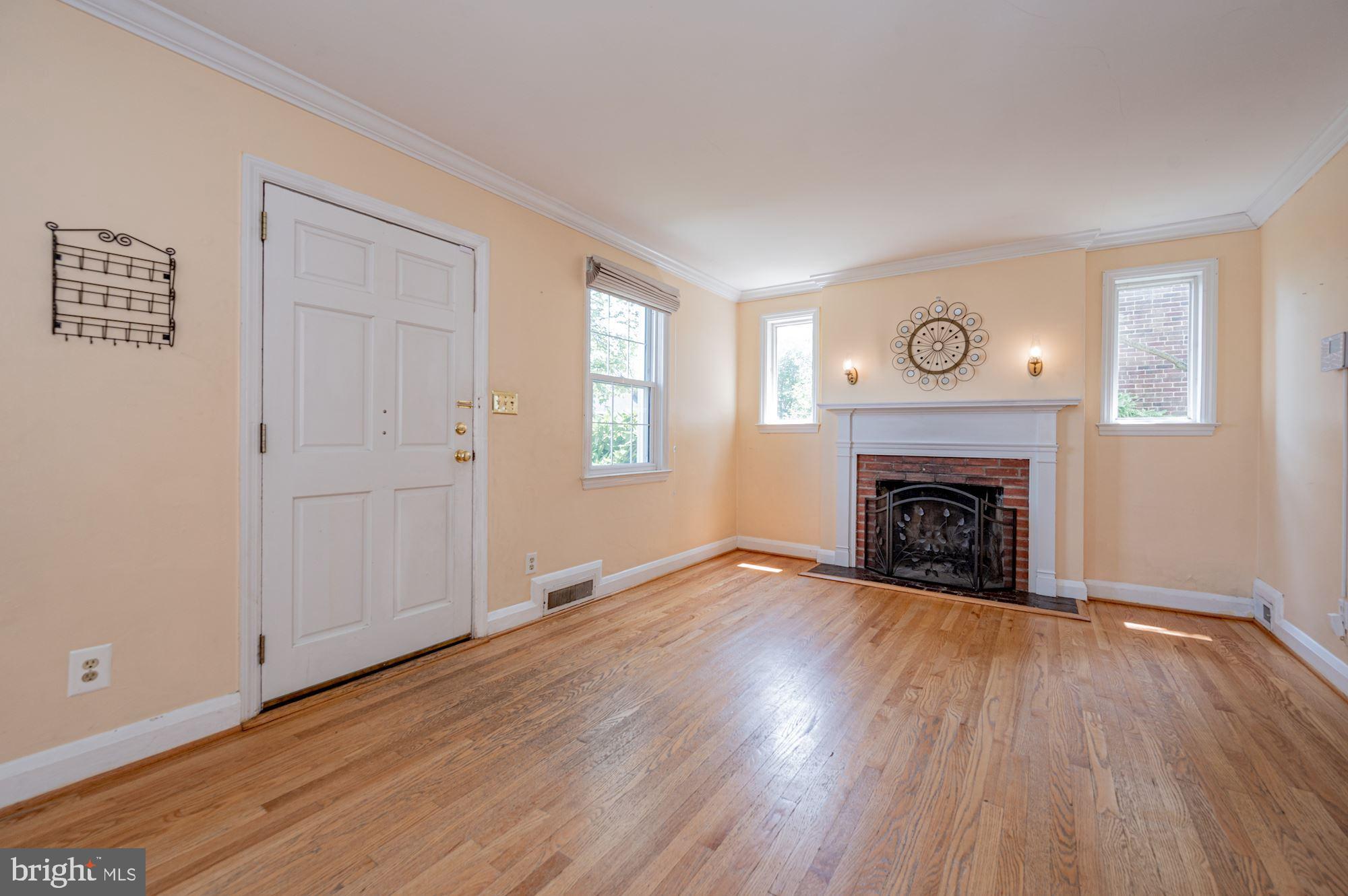6 Tanglewood Road Baltimore, MD 21228 - Photo 2 of 33 Living Room | Main Entrance