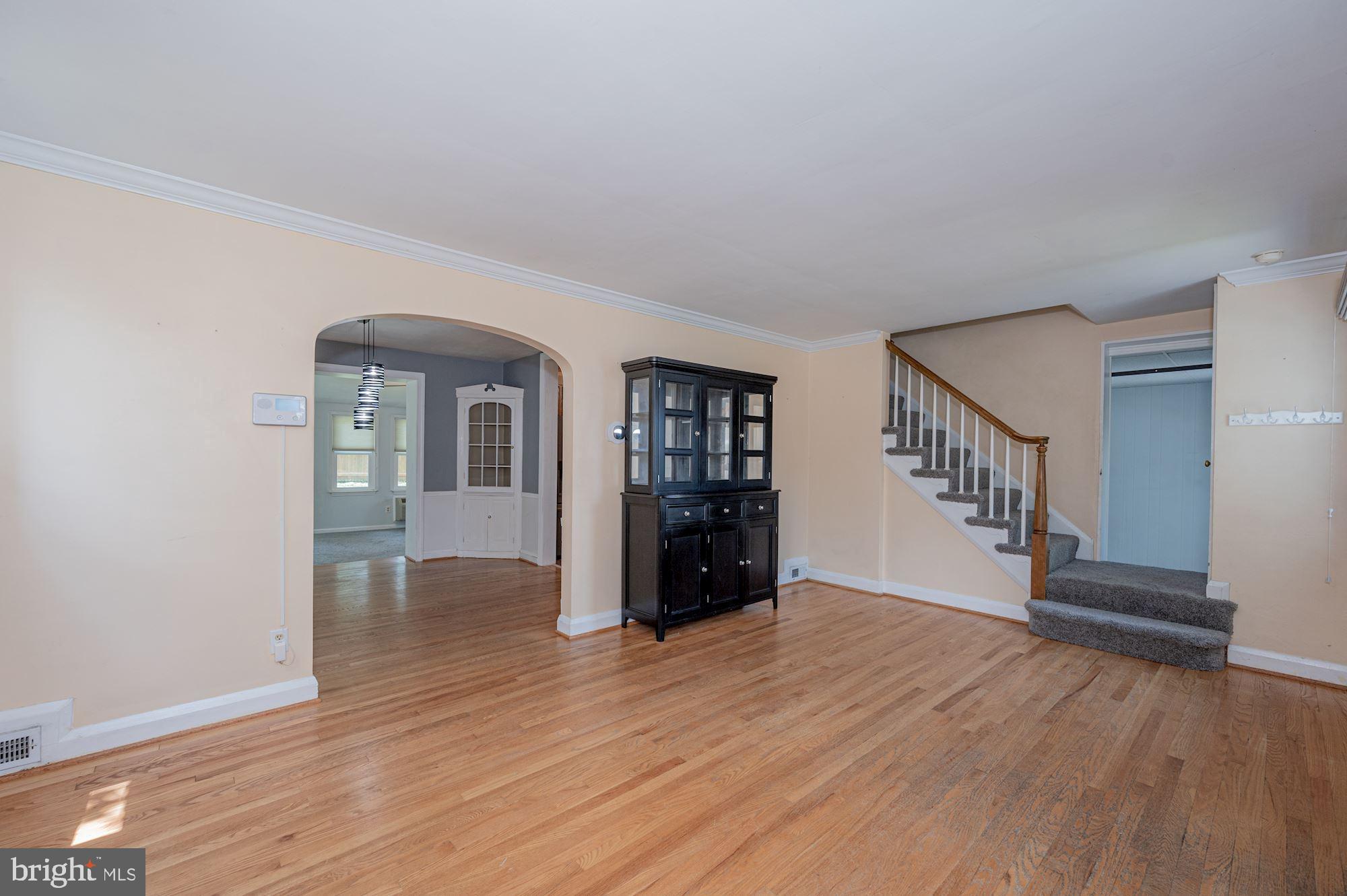 6 Tanglewood Road Baltimore, MD 21228 - Photo 3 of 33 Living Room