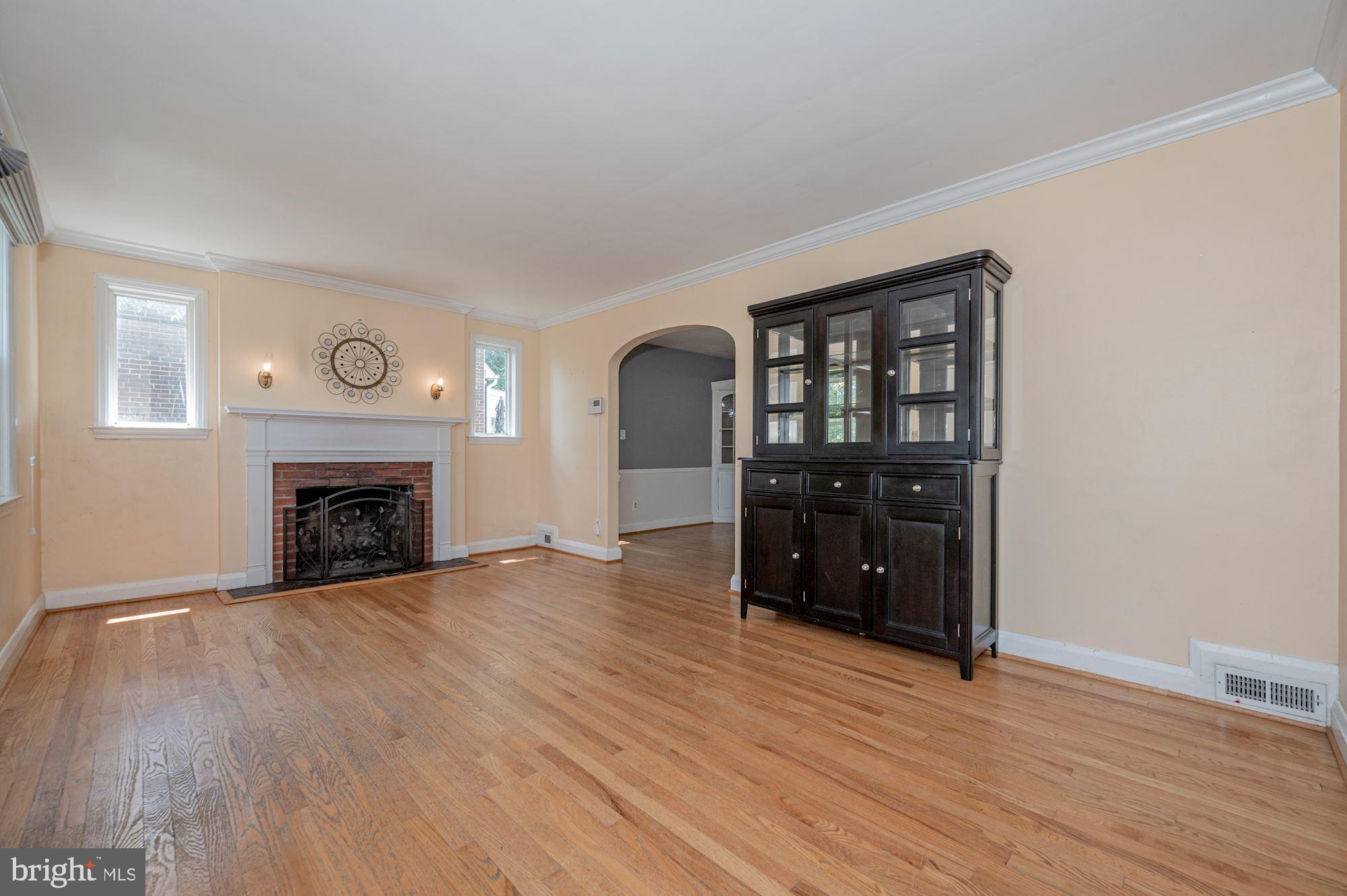 6 Tanglewood Road Baltimore, MD 21228 - Photo 4 of 33 Living Room