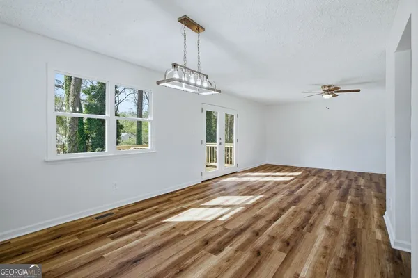 a view of empty room with window