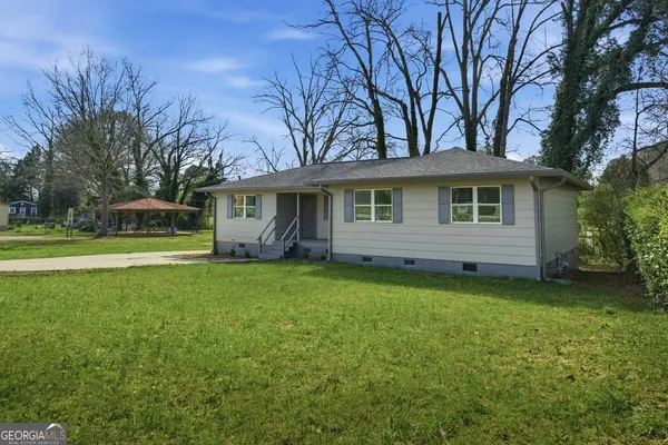 a view of a house with a yard