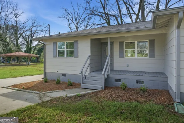 a view of a house with a yard