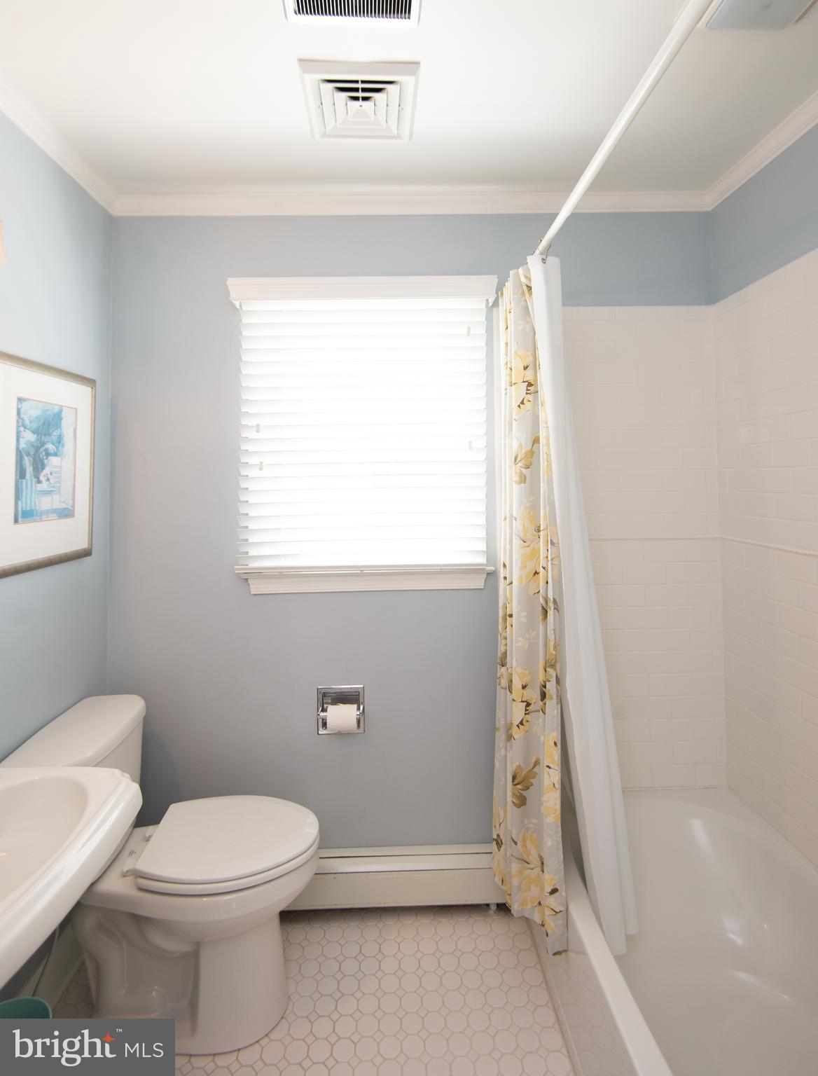412 Talbot Avenue Cambridge, MD 21613 - Photo 21 of 32 a bathroom with a toilet a sink and a bathtub