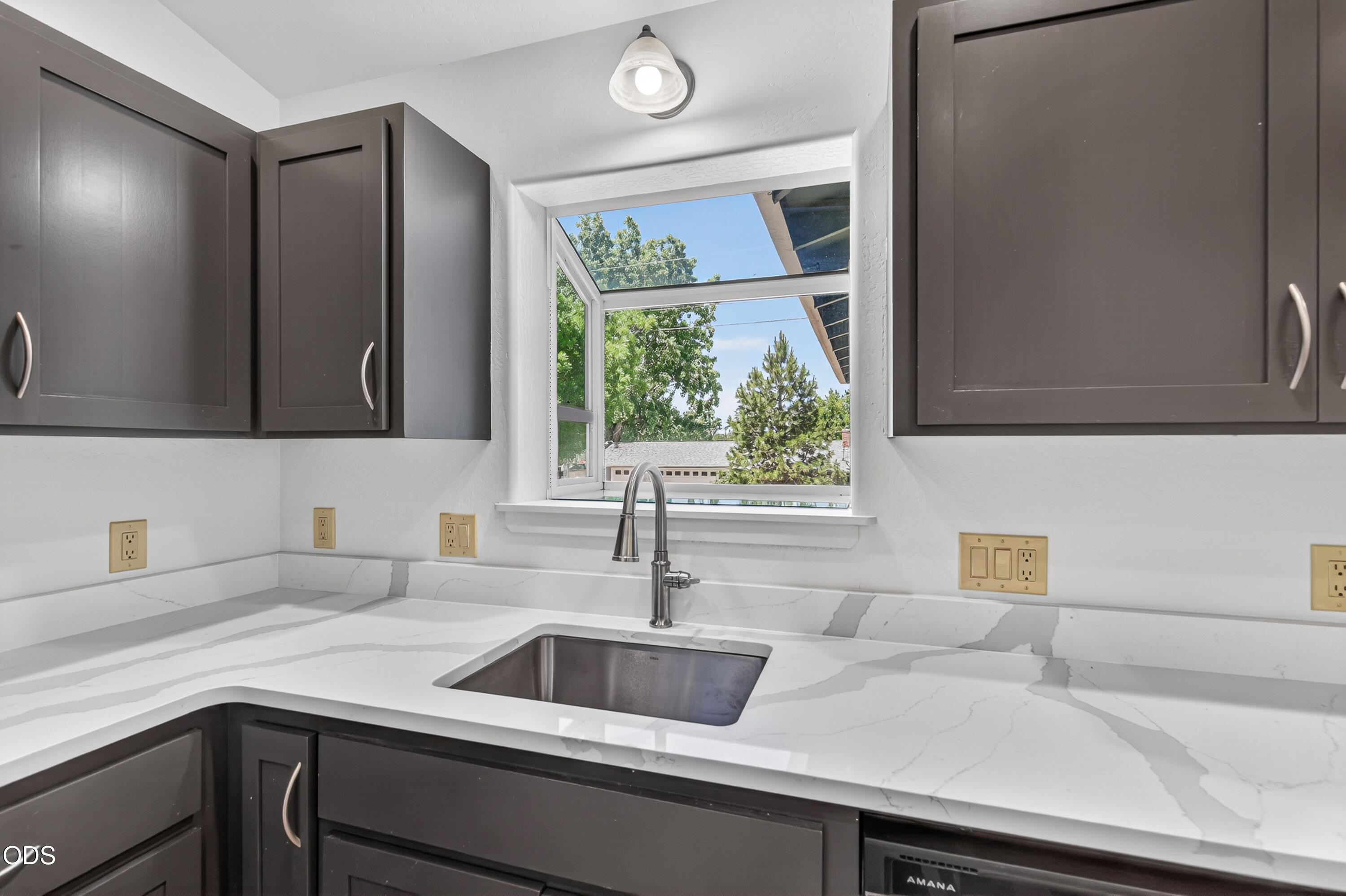 502 South B Street Phoenix, OR 97535 - Photo 8 of 27