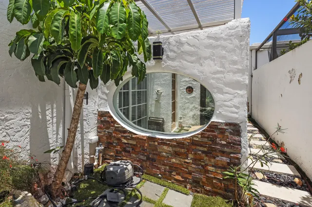 a view of a bird of the house