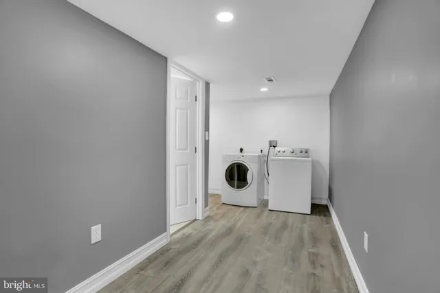 a view of a house with backyard and backyard